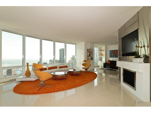 Modern living room in Chicago's Trump Tower - High End Interior Design